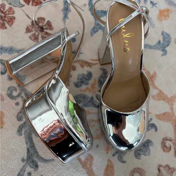 Lulu’s Silver Platform Heels - Picture 1 of 5
